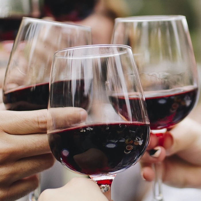 Brinde com ta&ccedil;as de vinho tinto